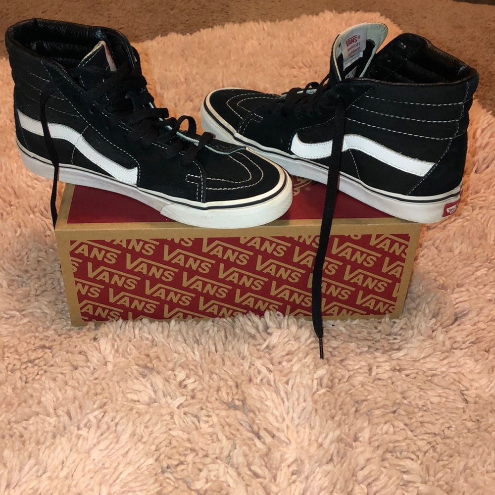 Vans Black High top Sneakers  🛹 🌑🌪..